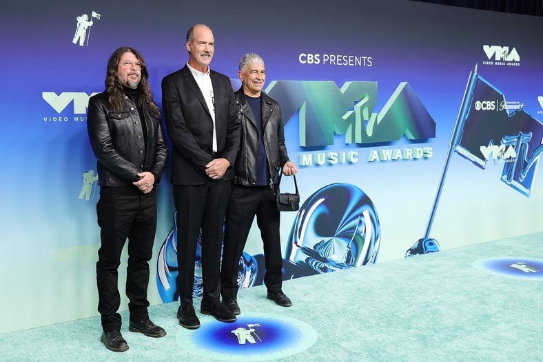 Nirvana poses at the 2026 MTV VMAs