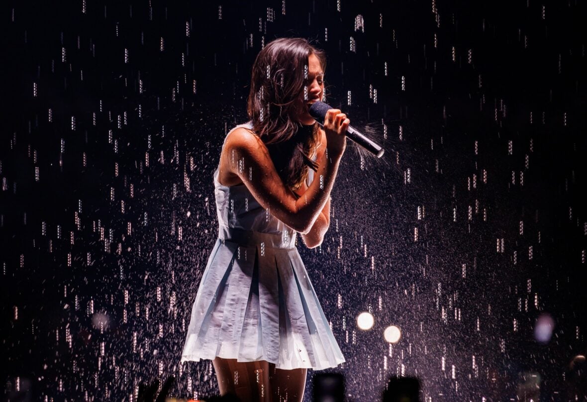 Olivia Rodrigo's dress melts away while performing The Cure on tour