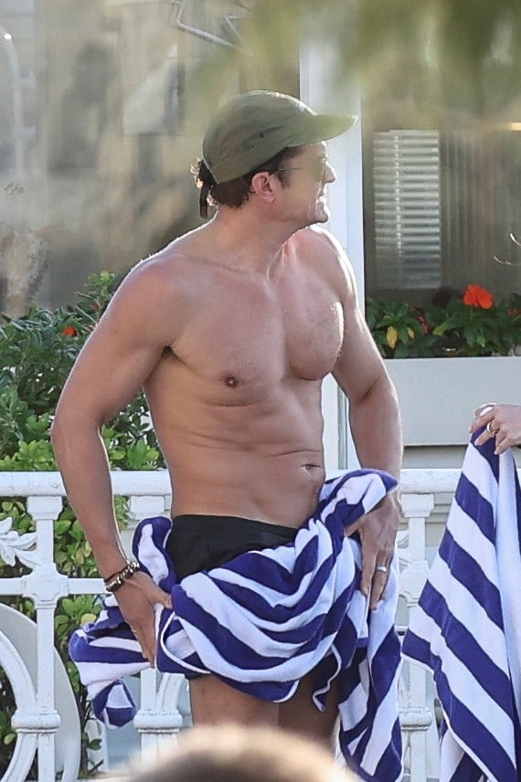 Orlando Bloom shirtless in Spain