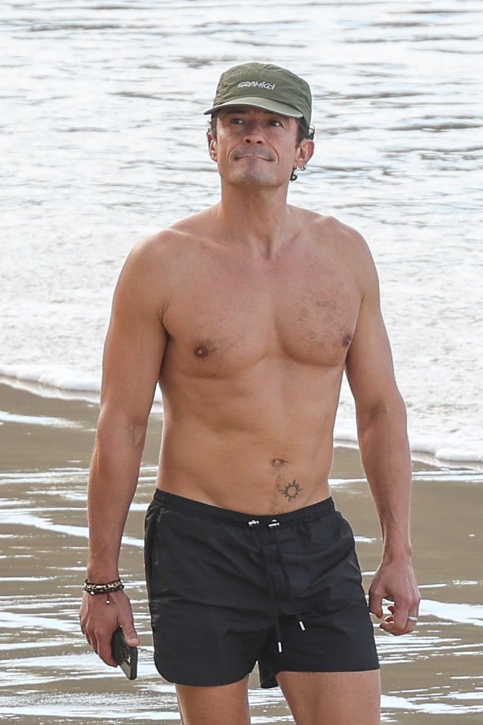 Orlando Bloom shirtless in Spain