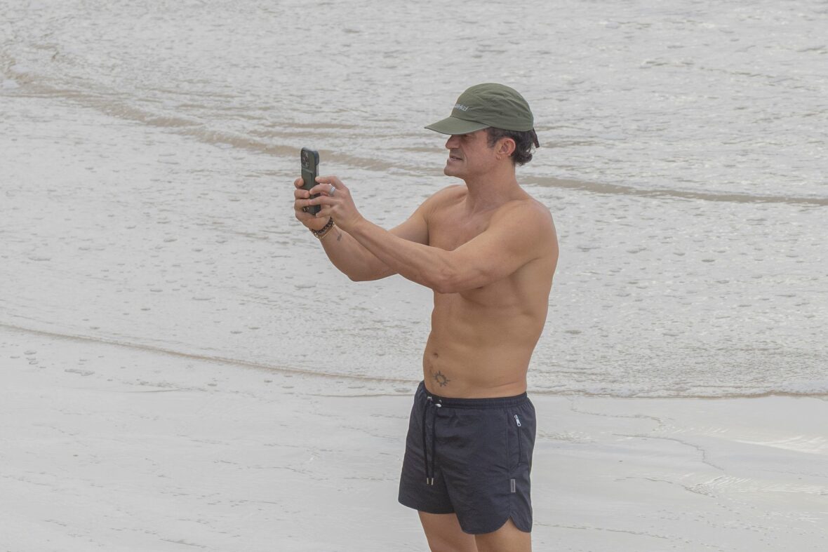Orlando Bloom shirtless in Spain