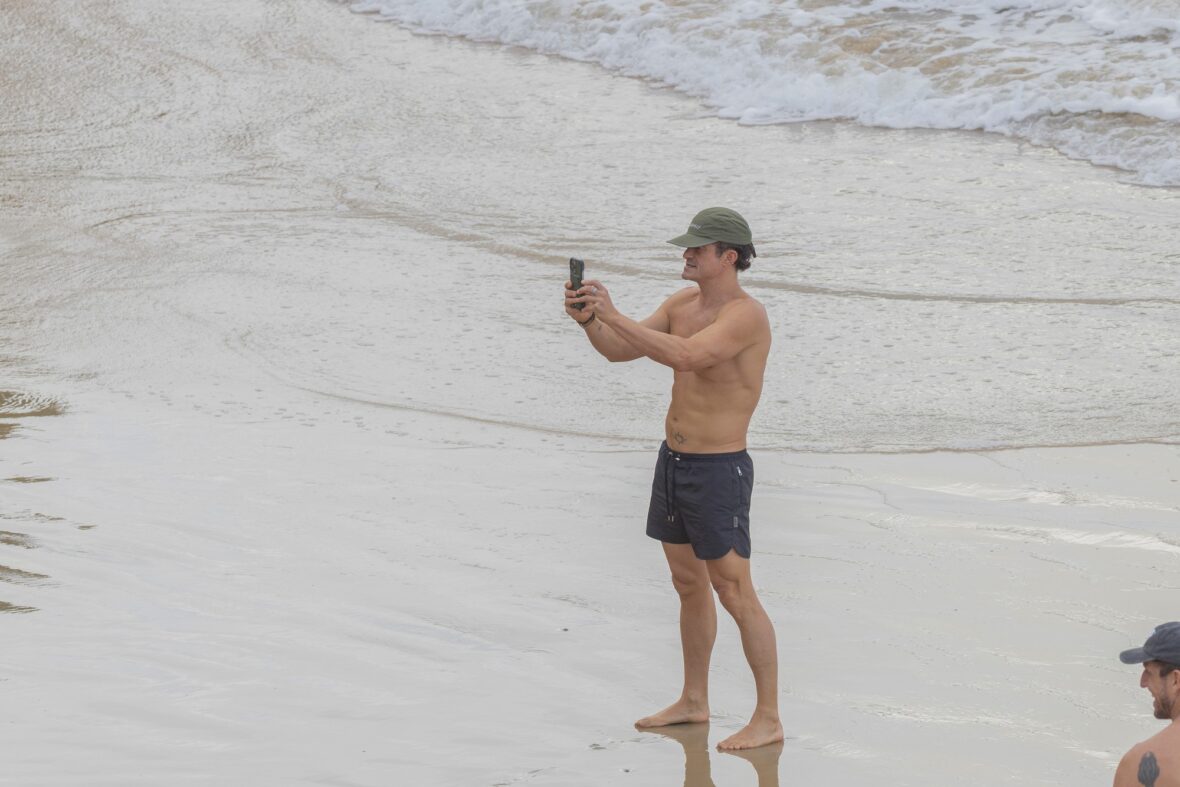 Orlando Bloom shirtless in Spain
