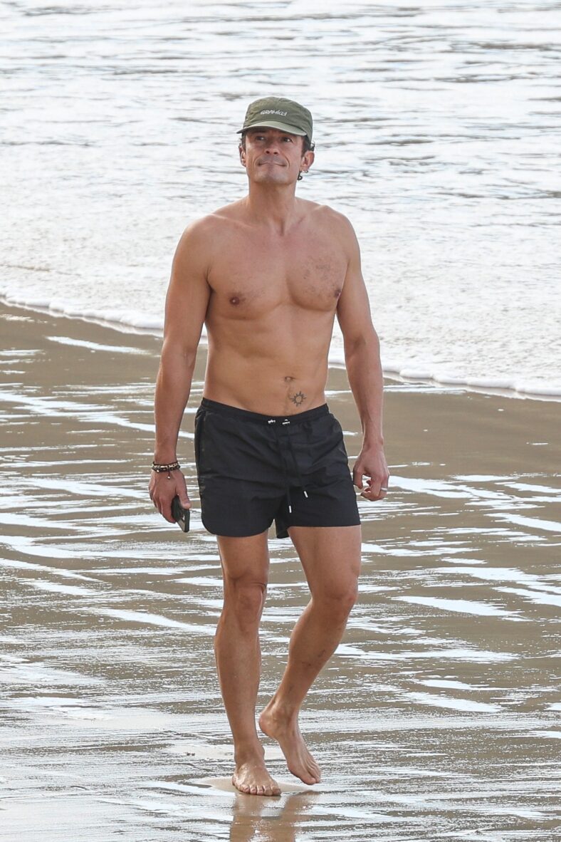 Orlando Bloom shirtless in Spain