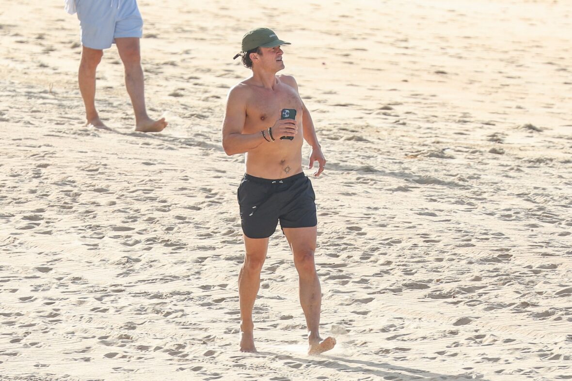 Orlando Bloom shirtless in Spain