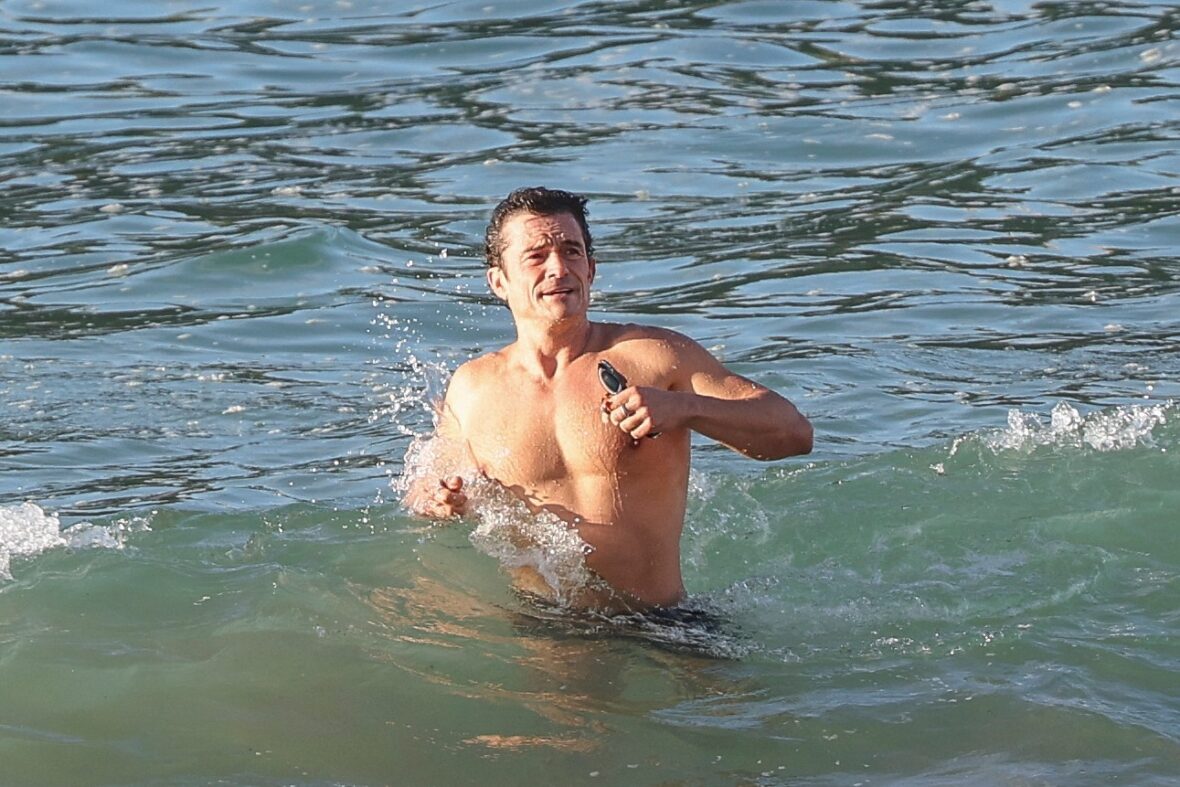 Orlando Bloom shirtless in Spain