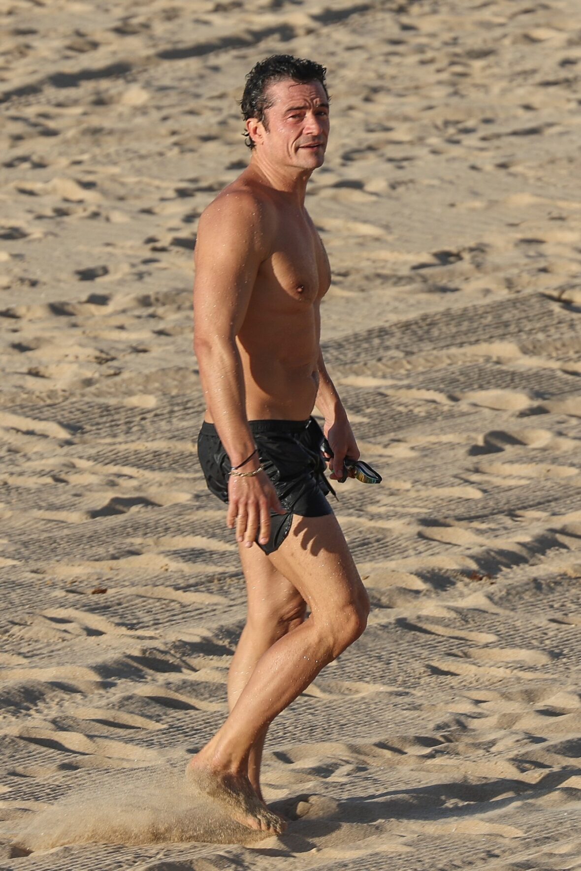 Orlando Bloom shirtless in Spain
