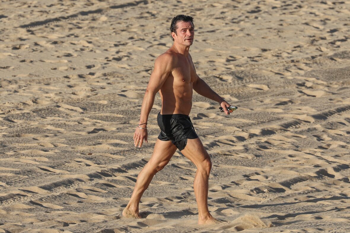 Orlando Bloom shirtless in Spain