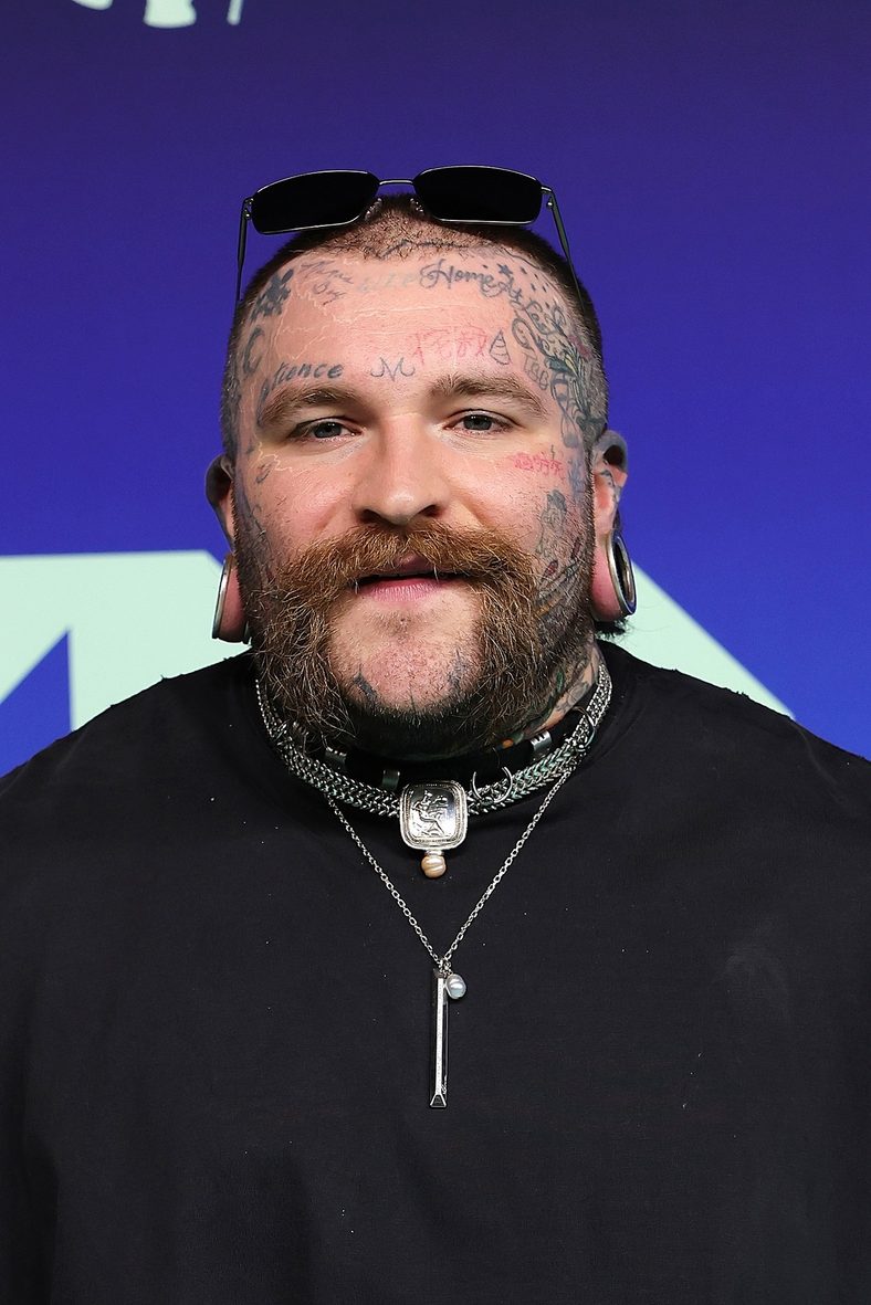 Teddy Swims poses at the 2026 MTV VMAs