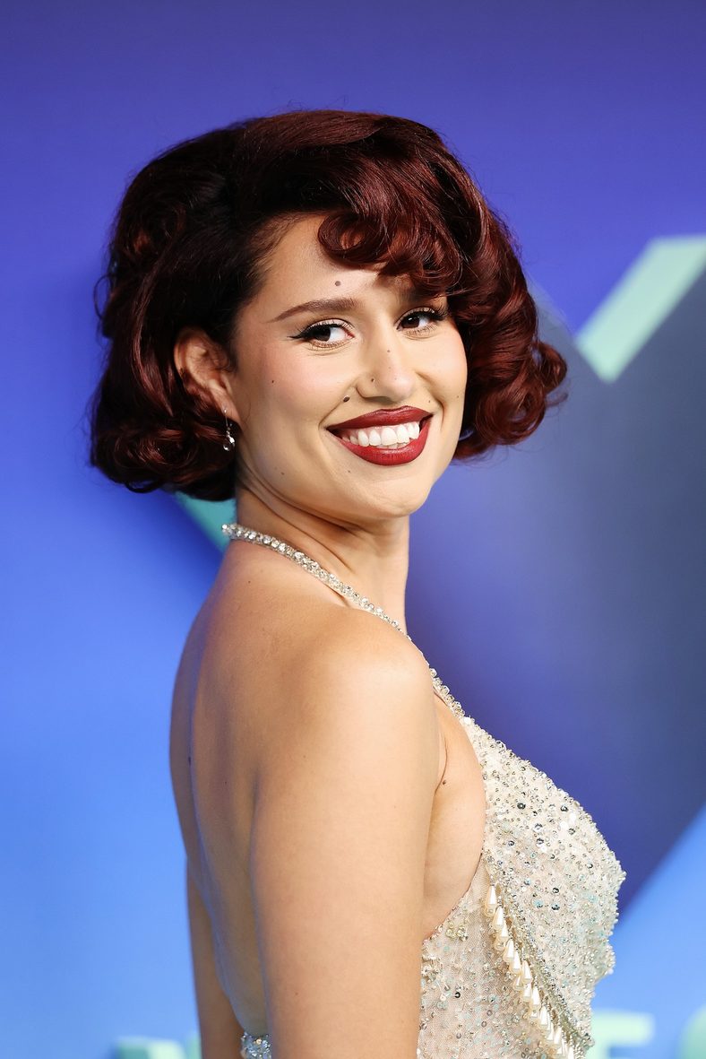 Raye poses at the 2026 MTV VMAs