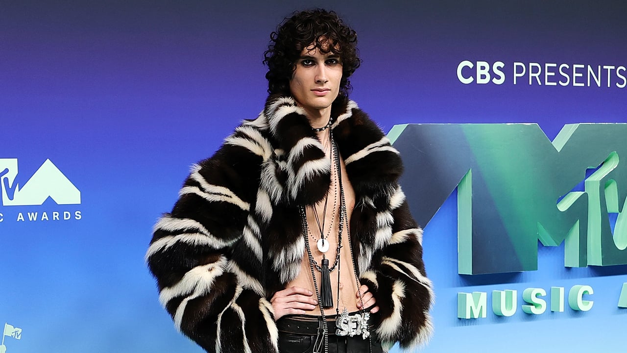 Sombr Goes Shirtless, Wears Bold Statement Belt at MTV VMAs 2026