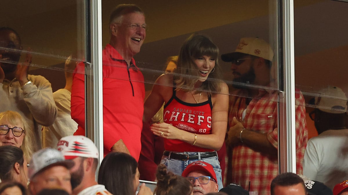 Taylor Swift Shouts ‘That’s My Husband’ & Points at Wedding Ring After Travis Kelce Scores First Touchdown of Season (Video)