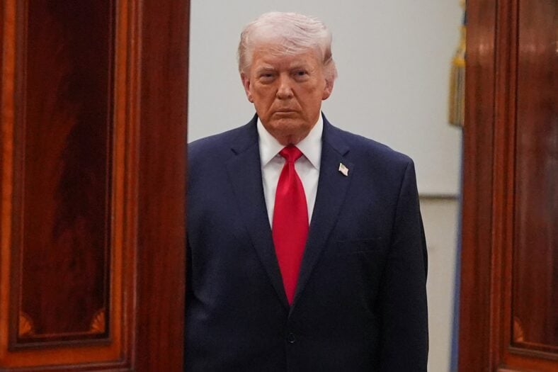 Trump bans news outlets from the white house