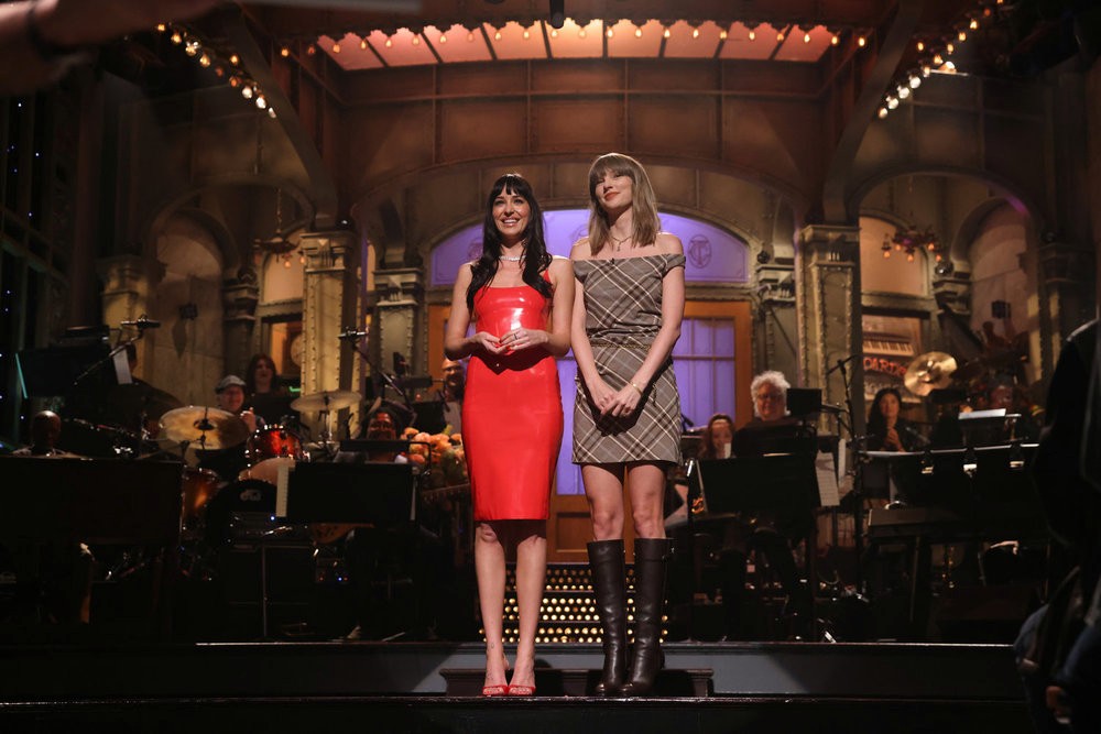 Taylor Swift and Dakota Johnson on SNL together on October 3, 2026