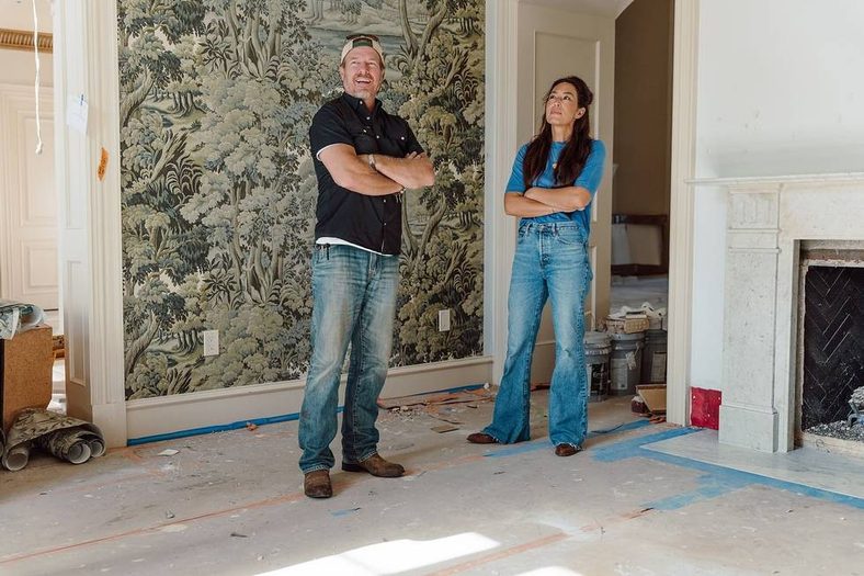 Still of Chip and Joanna Gaines in Fixer Upper: Chip Bought a Mansion