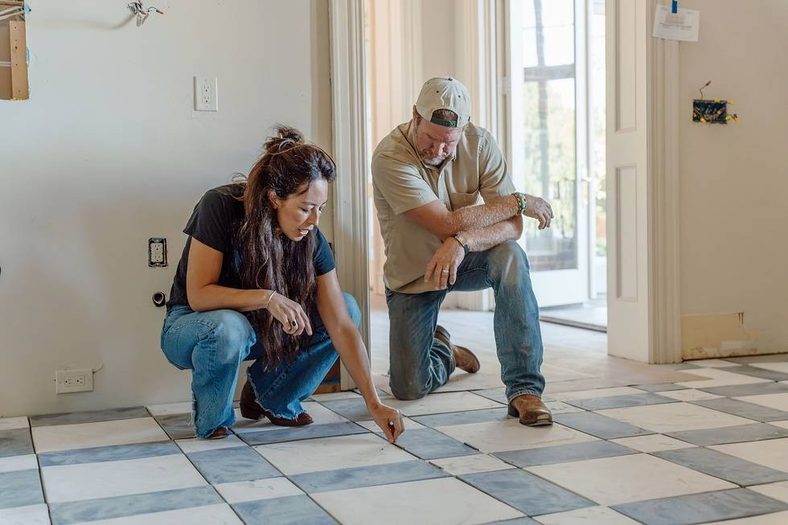 Still of Chip and Joanna Gaines in Fixer Upper: Chip Bought a Mansion