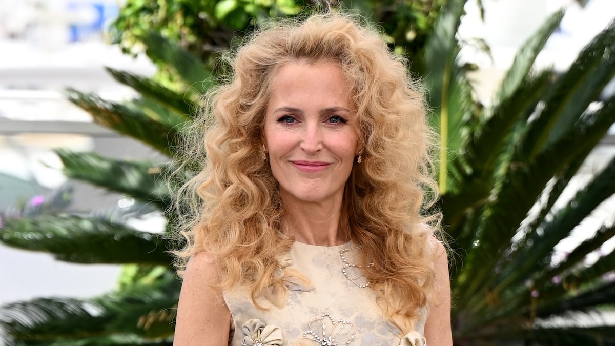 Gillian Anderson Clarifies Viral Interaction With ‘Superfans’ After Telling Them They Were ‘Driving Me Mad’