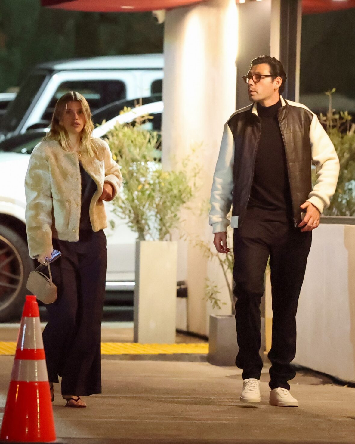 Hilary Duff grabs dinner with Sofia and Nicole Richie