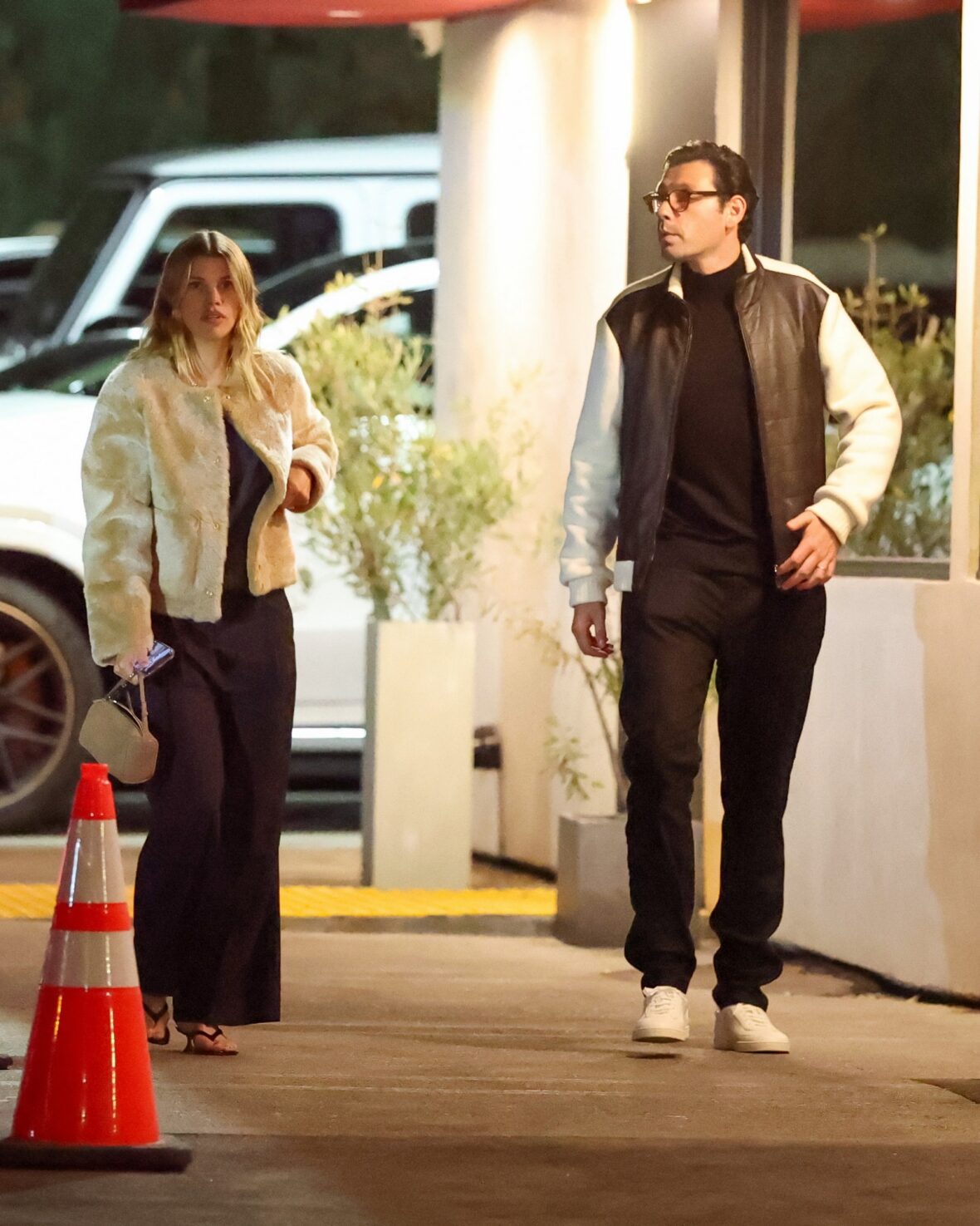 Hilary Duff grabs dinner with Sofia and Nicole Richie