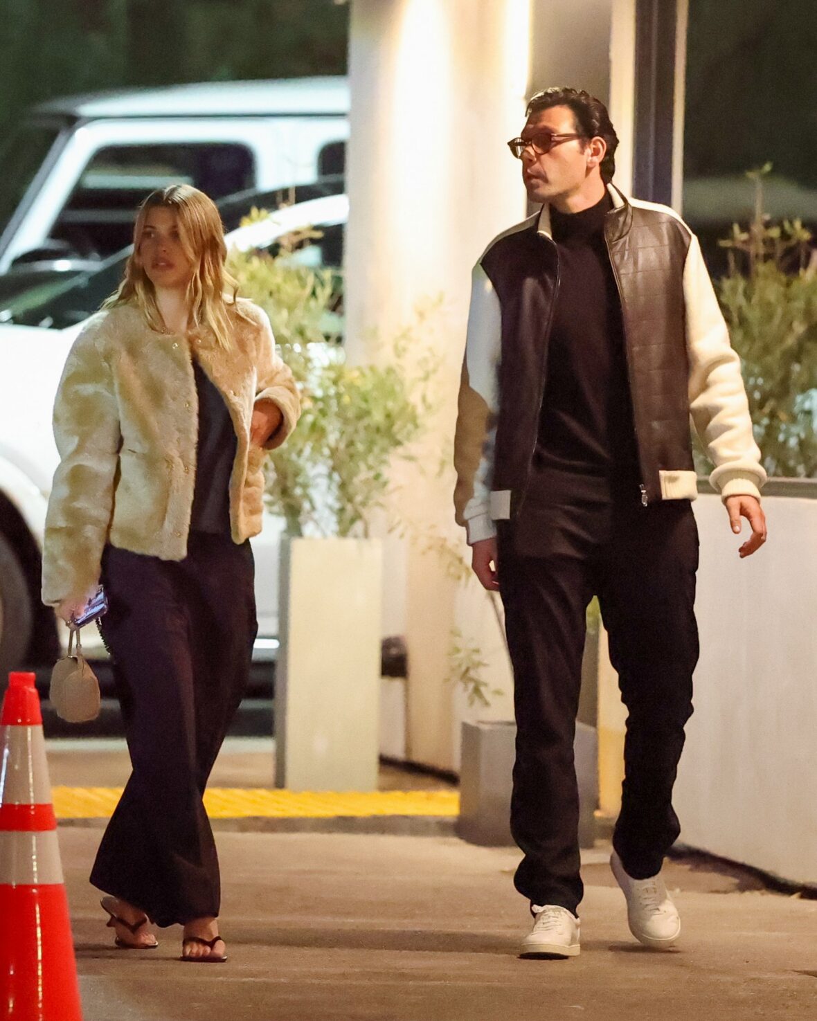 Hilary Duff grabs dinner with Sofia and Nicole Richie