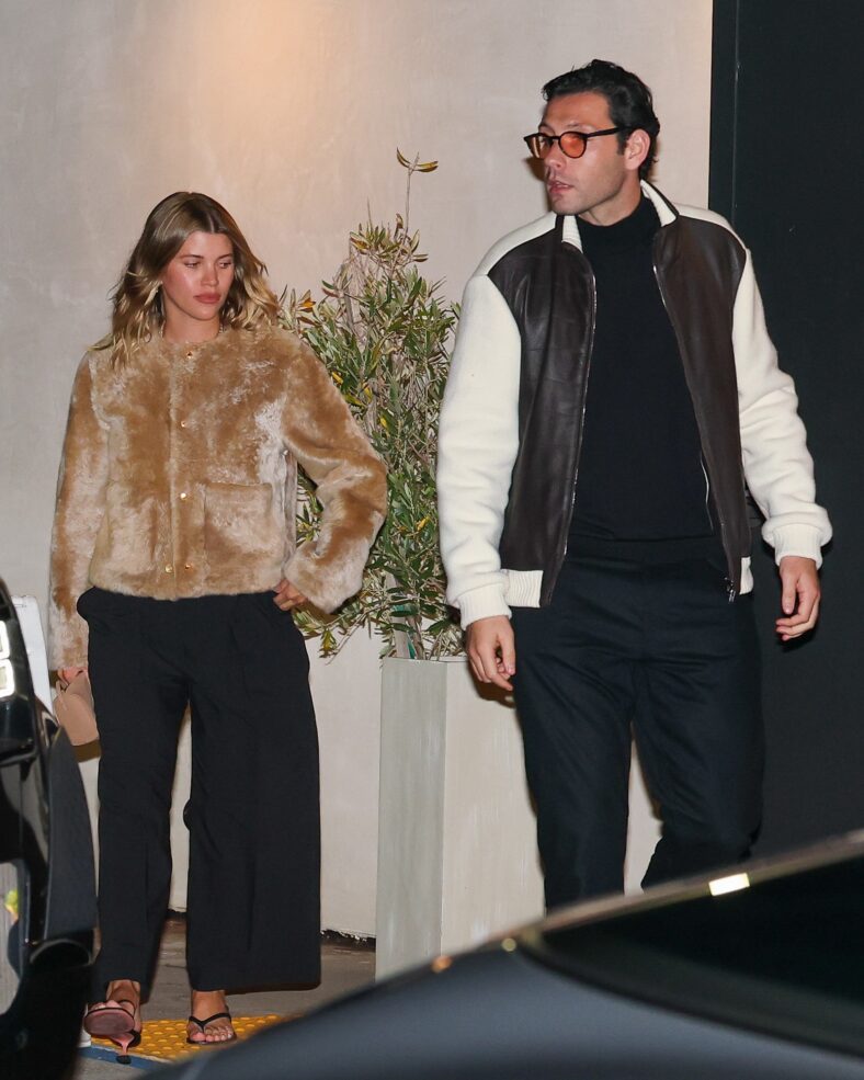 Hilary Duff grabs dinner with Sofia and Nicole Richie