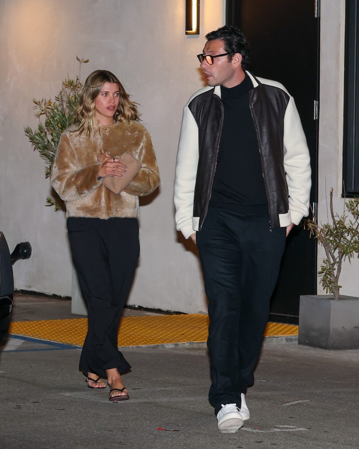 Hilary Duff grabs dinner with Sofia and Nicole Richie