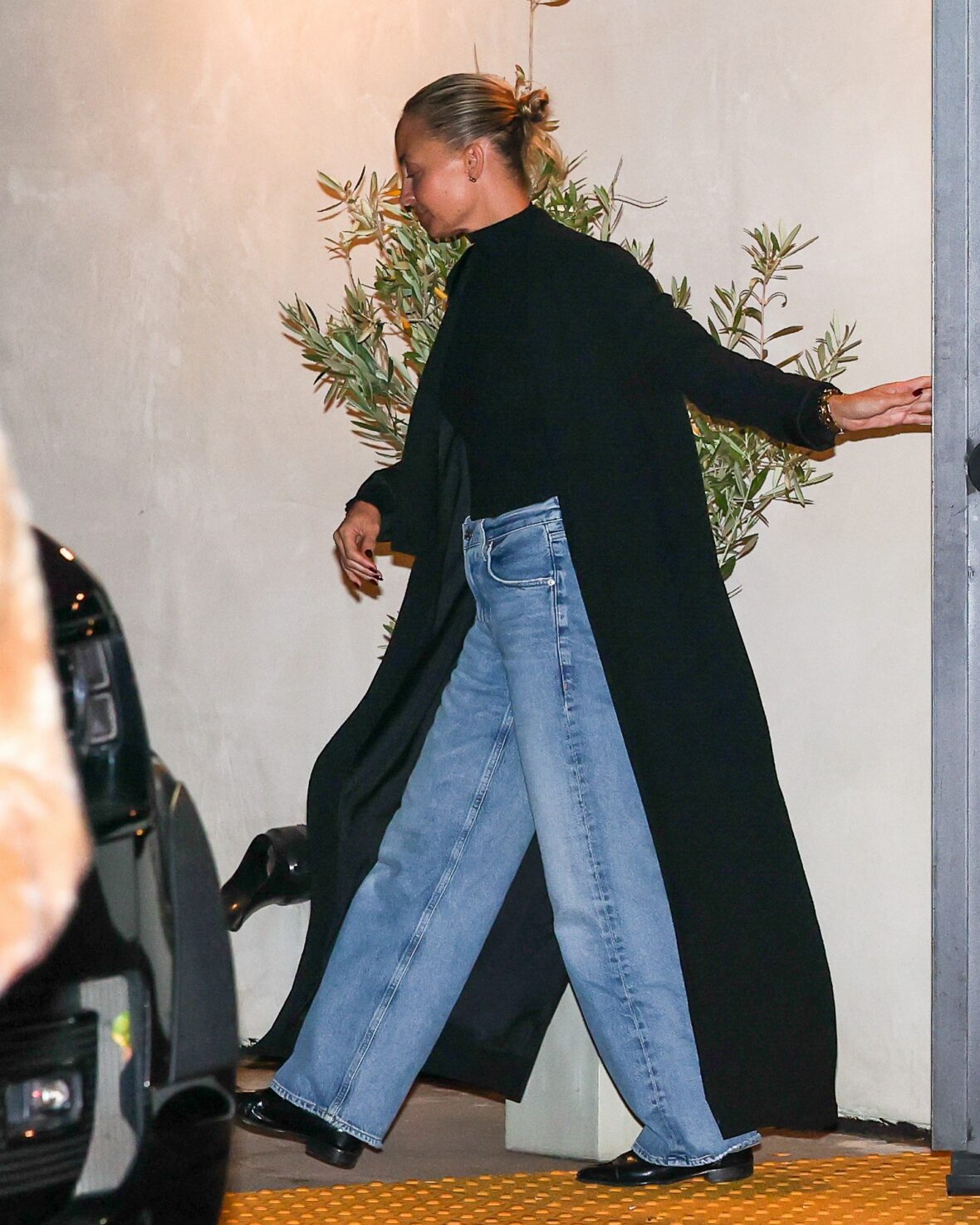 Hilary Duff grabs dinner with Sofia and Nicole Richie
