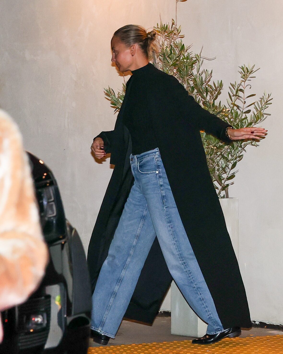 Hilary Duff grabs dinner with Sofia and Nicole Richie