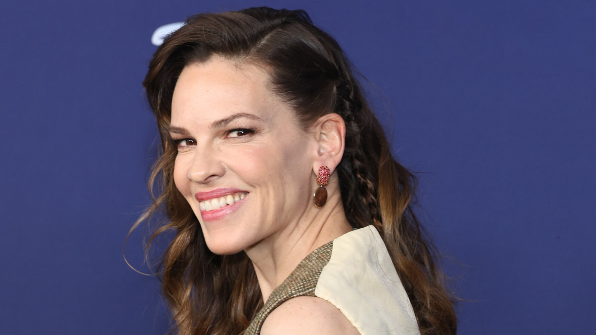 Pregnant Hilary Swank Bares Baby Bump in First Appearance…