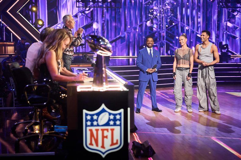 Julia Stiles and Ezra Sosa get their critiques on DWTS Super Bowl Night