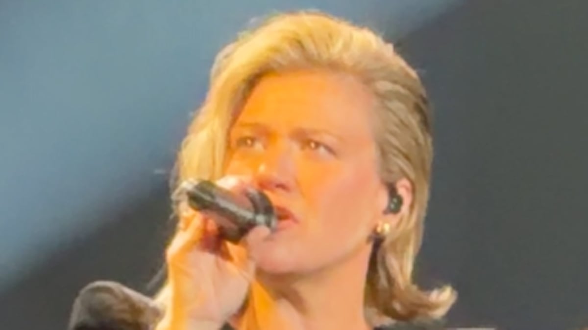Kelly Clarkson Makes First Public Appearance After Art of Play Drama (Videos)