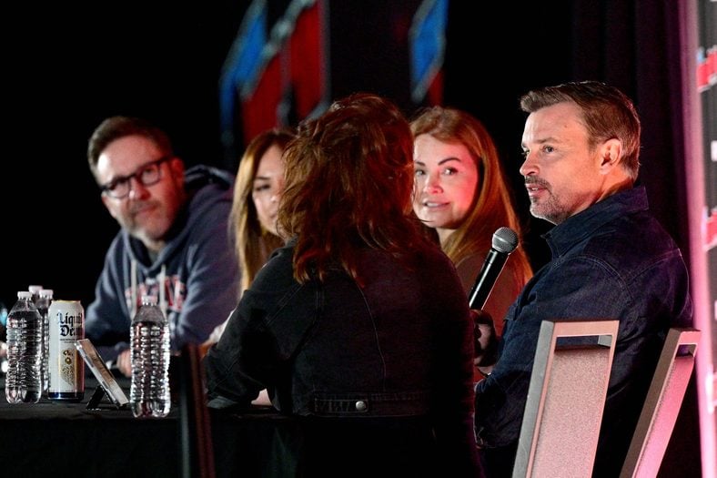 Kristin Kreuk, Tom Welling, Erica Durance, Julie Snyder, and Michael Rosenbaum speak at a panel at New York Comic Con