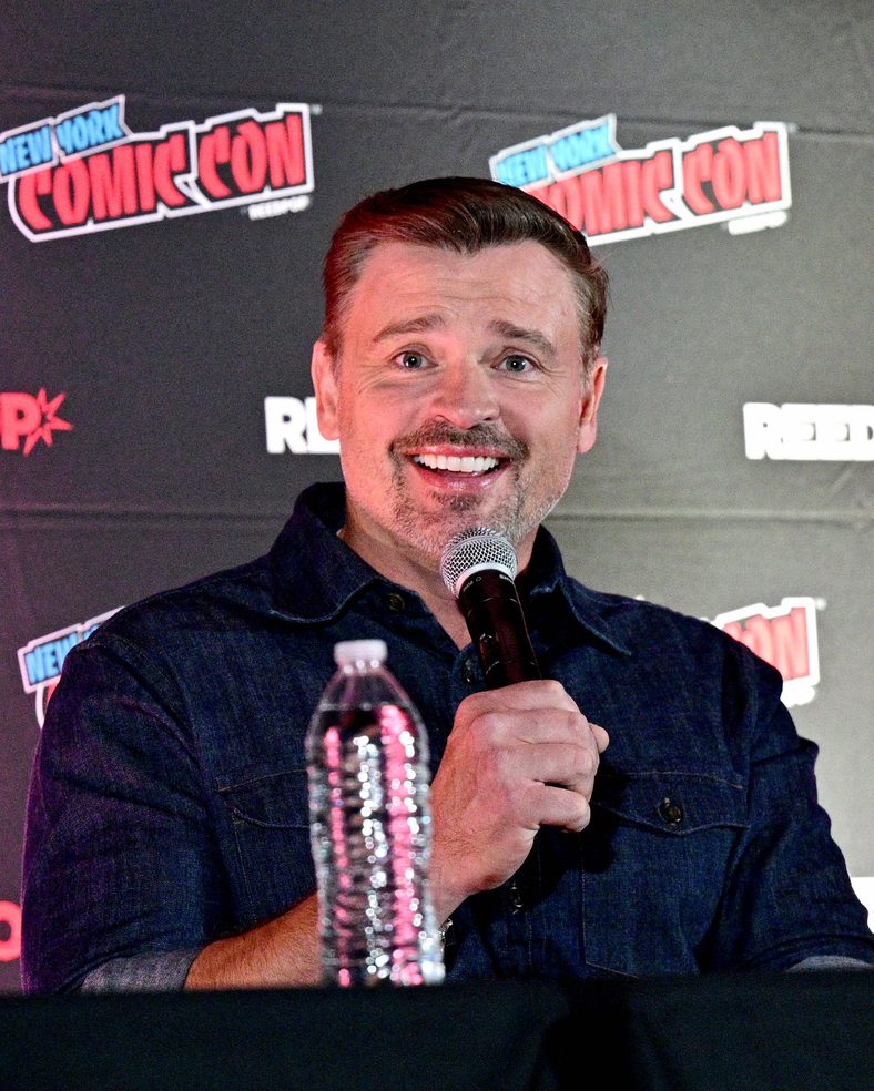 Tom Welling speaks at a panel at New York Comic Con