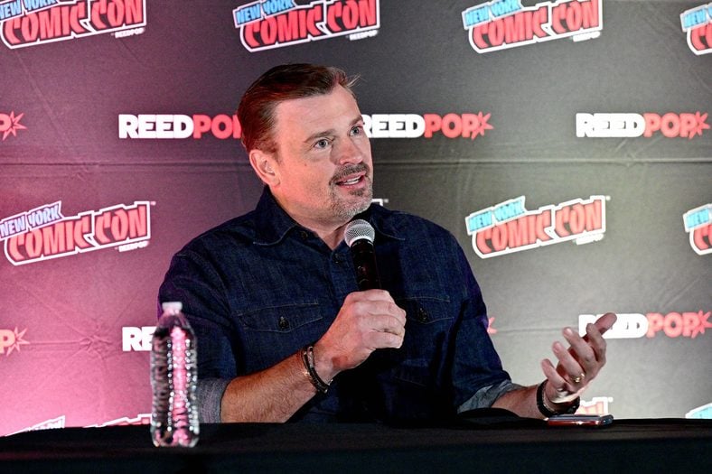 Tom Welling speaks at a panel at New York Comic Con