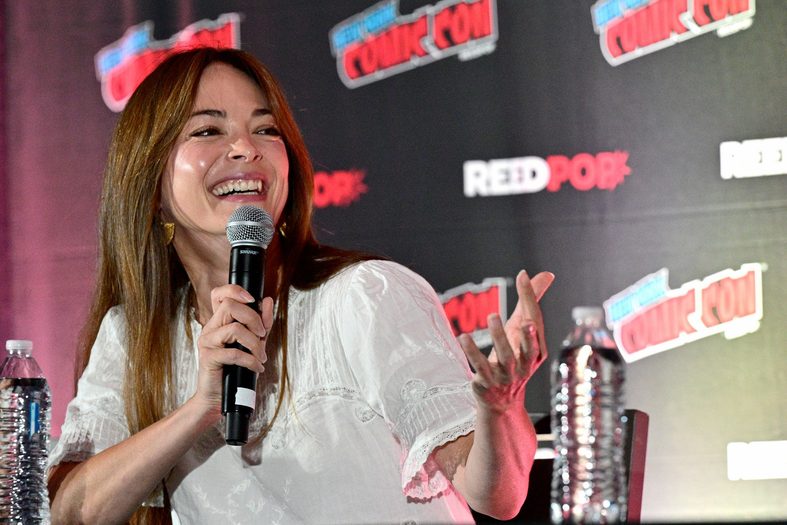 Kristin Kreuk speaks at a panel at New York Comic Con