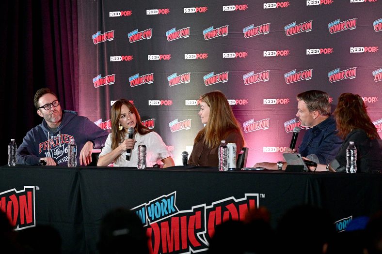 Kristin Kreuk, Tom Welling, Erica Durance, Julie Snyder, and Michael Rosenbaum speak at a panel at New York Comic Con