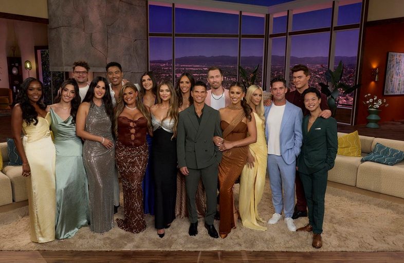 The Valley cast poses for a group photo at the season three reunion