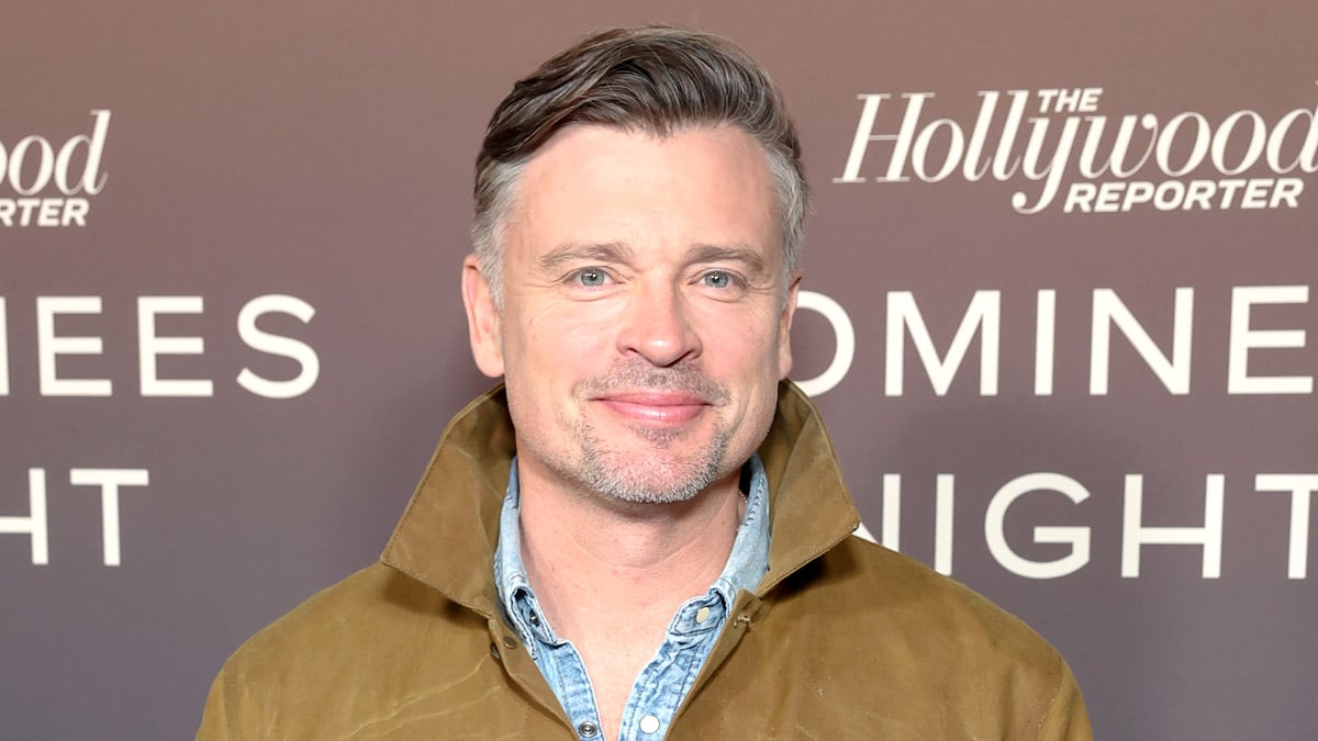 Tom Welling Goes Viral for Accidentally Posting Reflection in NYC Hotel Room Window