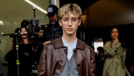 Troye Sivan arrives at the Prada fashion show during the Milan Menswear Fall/Winter 2025 - 2026 Fashion Week on January 19, 2025