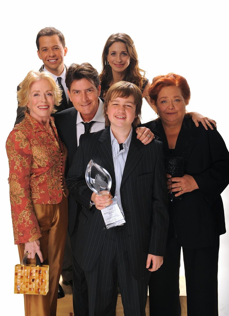 Two and a Half Men cast pose for a portrait at the 35th Annual People's Choice Awards